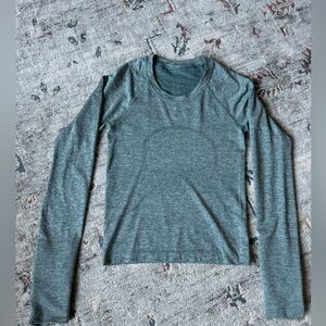 Lululemon swiftly relaxed long sleeve in green. Size 2